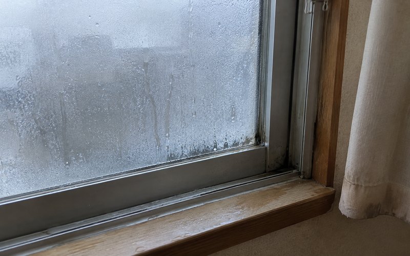 結露でサッシの下にたまった水滴